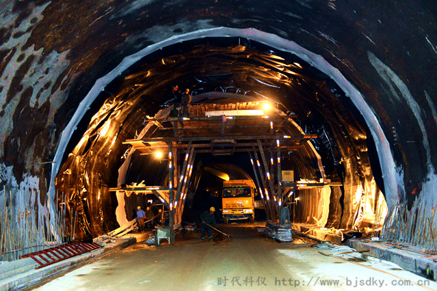 空壓機應用行業(yè)分析-3-時代科儀-隧道掘進_副本.jpg 空壓機應用行業(yè)分析-3-時代科儀-隧道掘進_副本.jpg